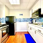 The Sapphire Haven - Your Old Brooklyn Oasis Awaits Families, Couples, Business Travelers Near Downtown With Parking, 300 Mb Wifi & Self Check-In