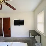The Celi House - 2 Bedroom Bath House 10Min Downtown & Airport Near Cleveland Clinic Fairview