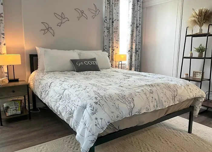Conteporary Upgraded Dt Cle 2Br Apt - Sleeps 6-7