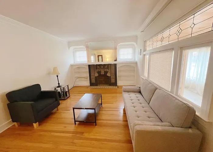 The Celi House - 2 Bedroom Bath House 10Min Downtown & Airport Near Cleveland Clinic Fairview