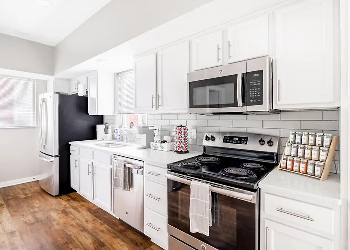 Luxury Downtown Townhome Private Garage Unit 4
