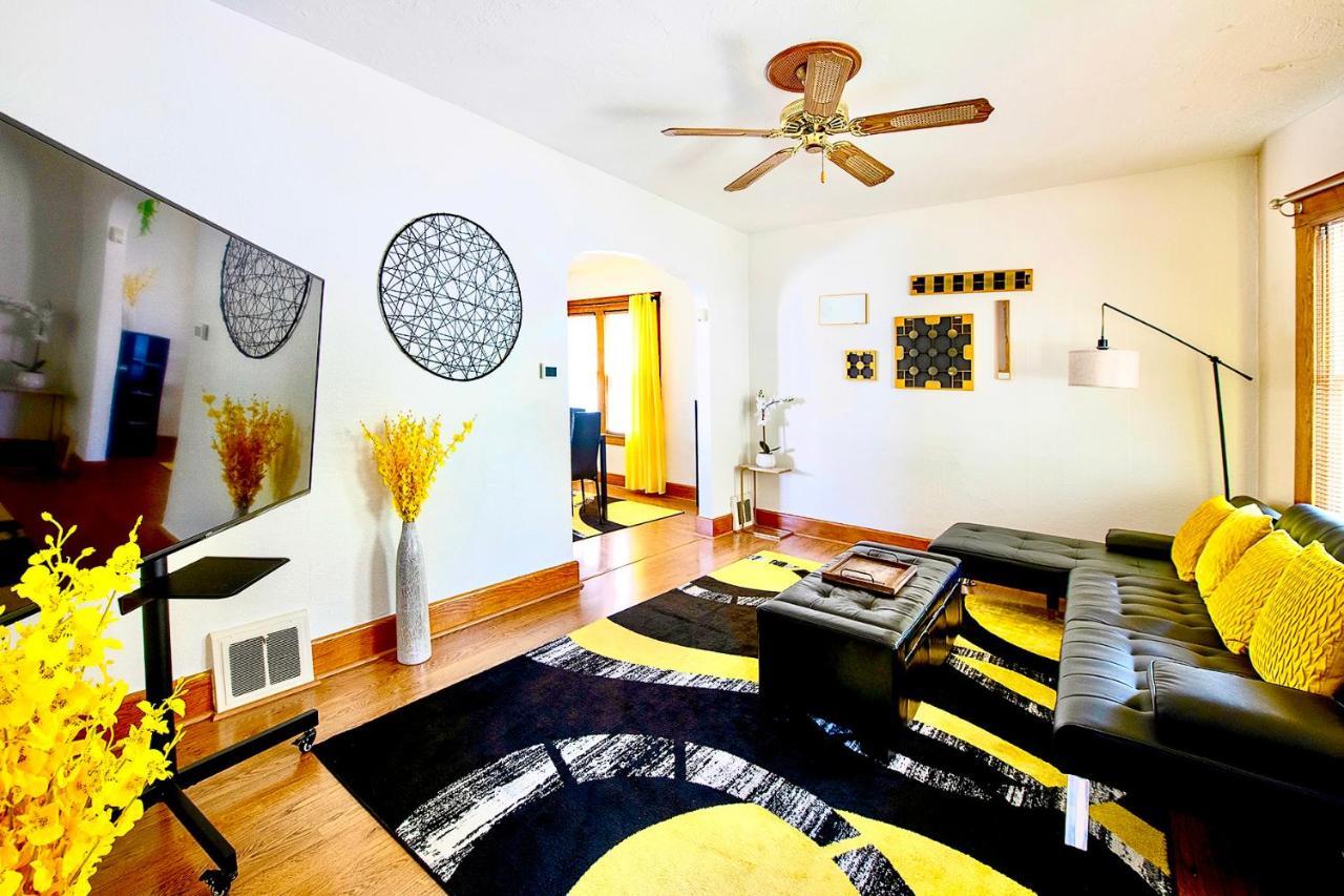 The Amber Retreat: Brooklyn Centre Comfort Holiday home *