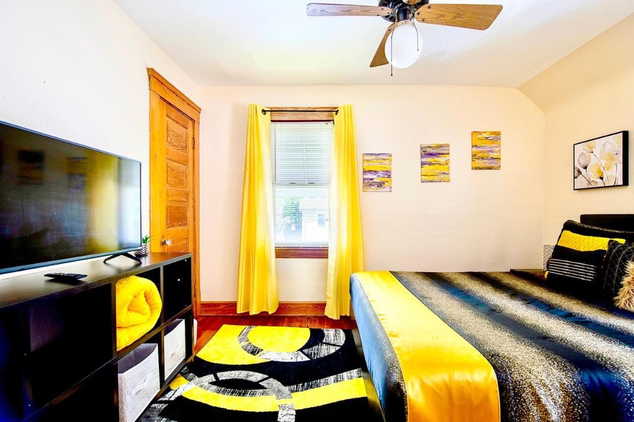 The Amber Retreat: Brooklyn Centre Comfort Holiday home *