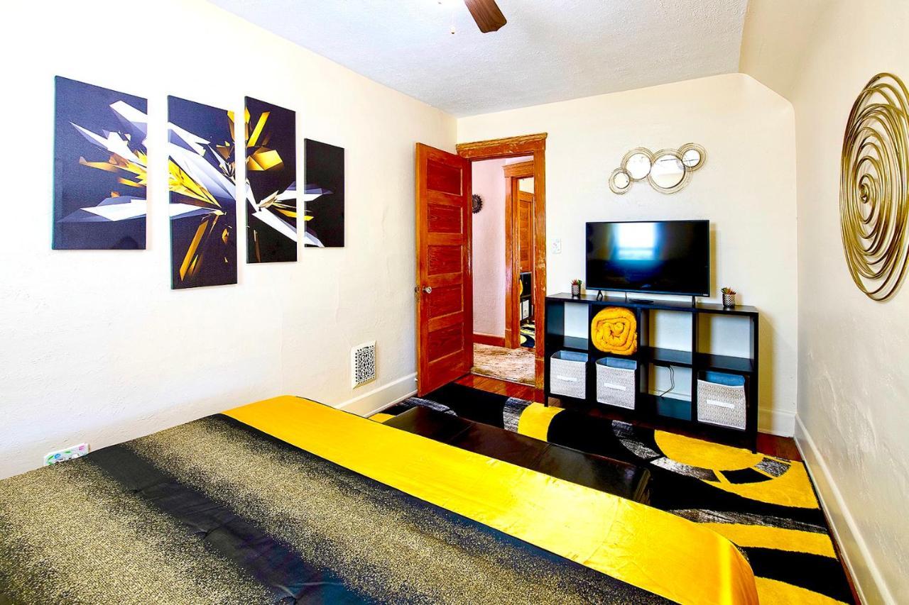 The Amber Retreat: Brooklyn Centre Comfort Holiday home *