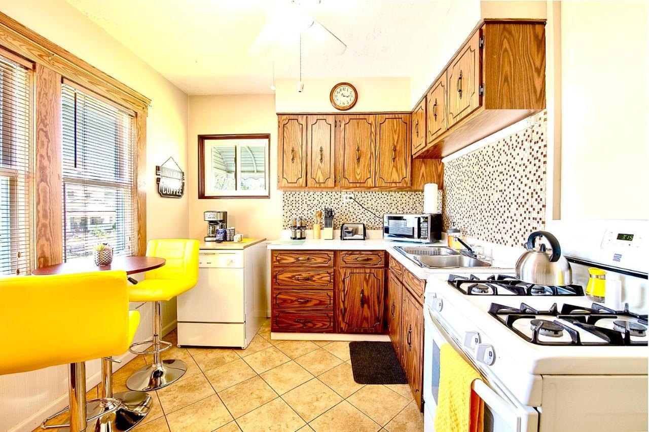 The Amber Retreat: Brooklyn Centre Comfort Holiday home