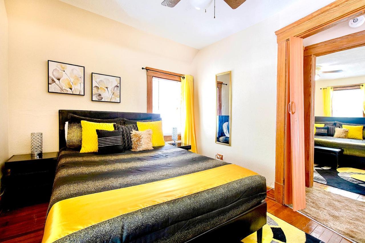 The Amber Retreat: Brooklyn Centre Comfort Holiday home Cleveland