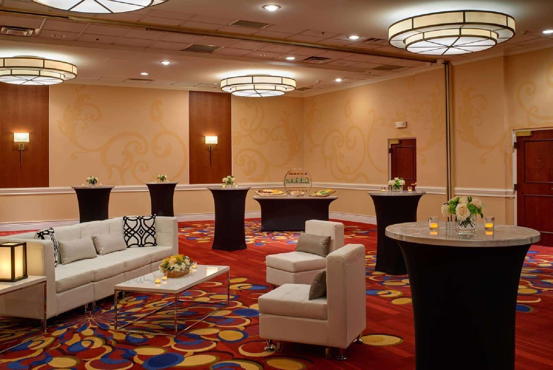 Hotel Wyndham Airport 3*