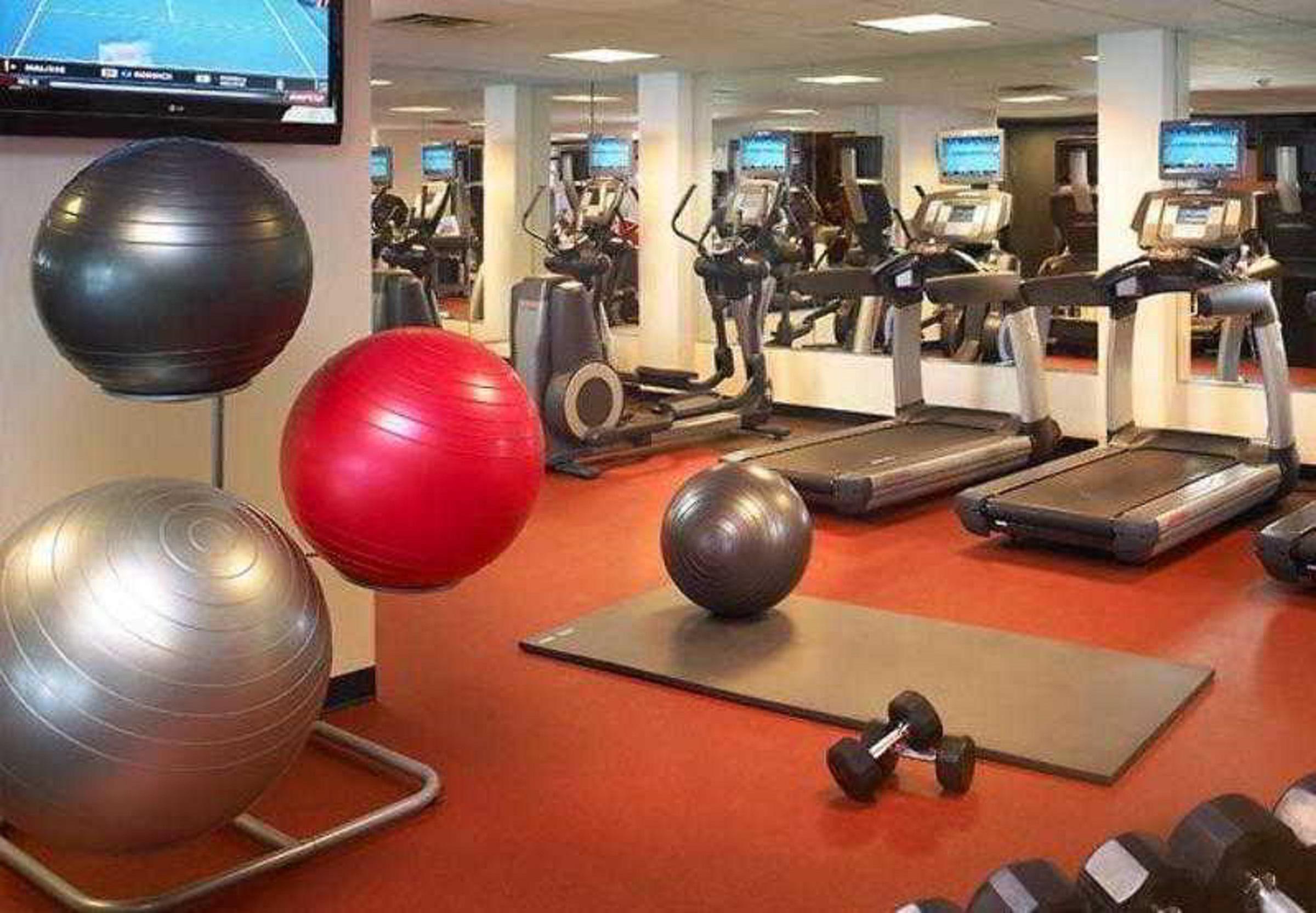 Hotel Wyndham Airport 3*