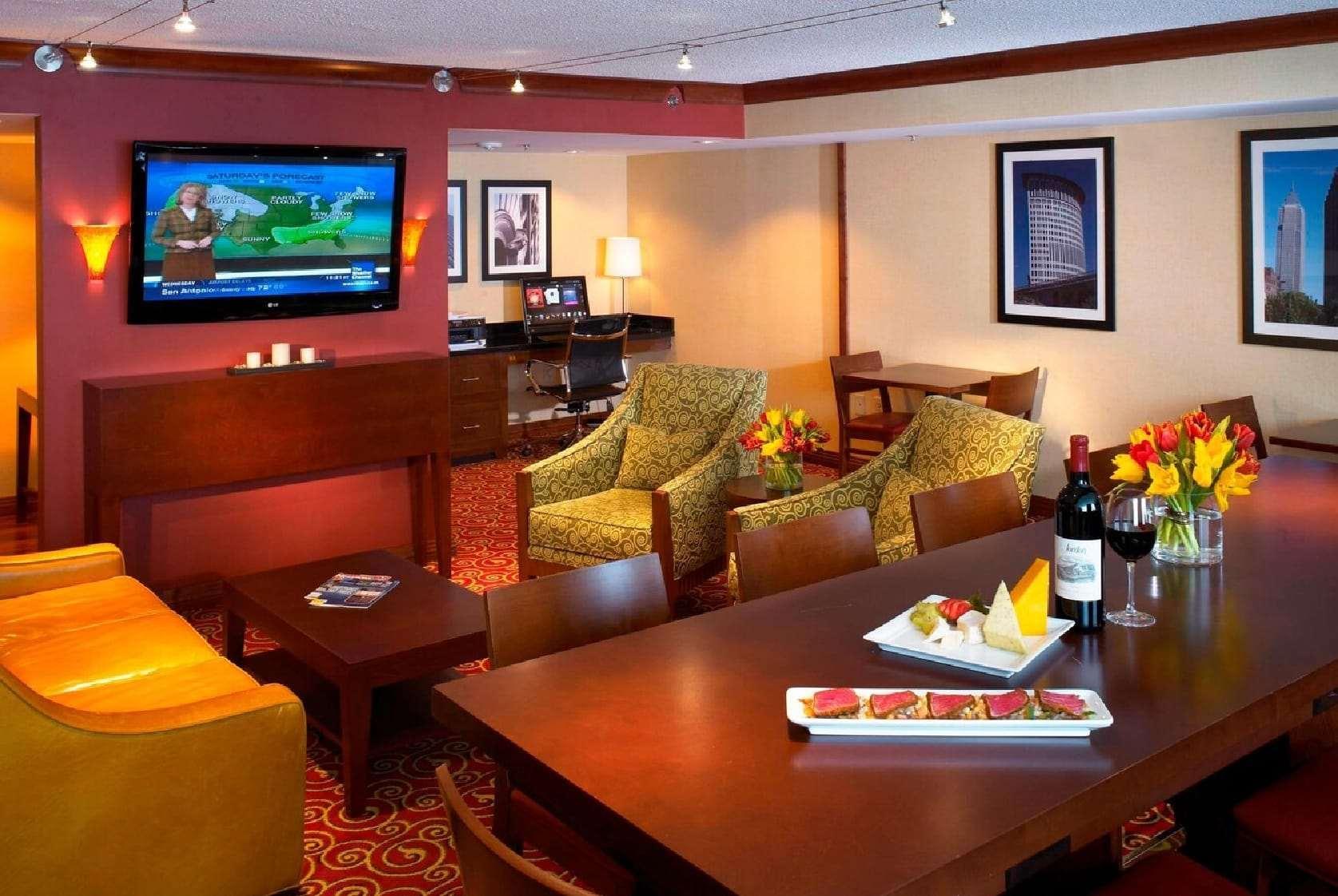 Wyndham Airport Hotel 3*