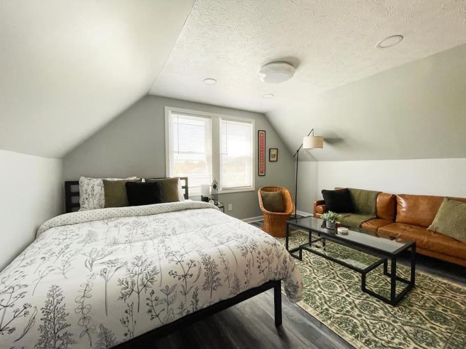 Modern Studio For Two - New Ac * Cleveland