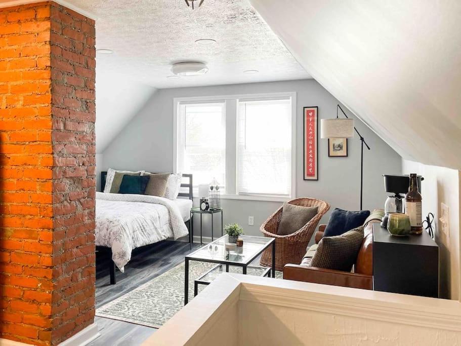 Modern Studio For Two - New Ac Cleveland