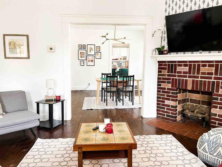 West Up We Allow Pets Apartment *