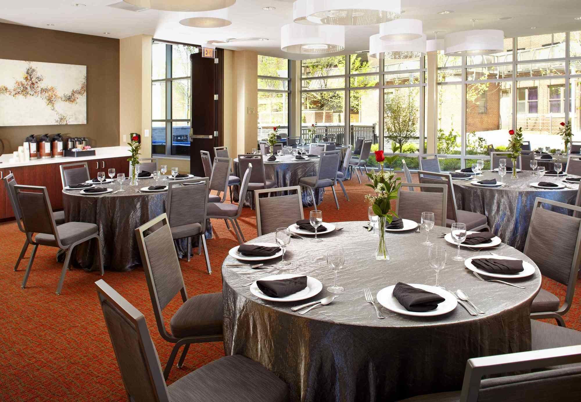 Courtyard Circle Hotel Cleveland