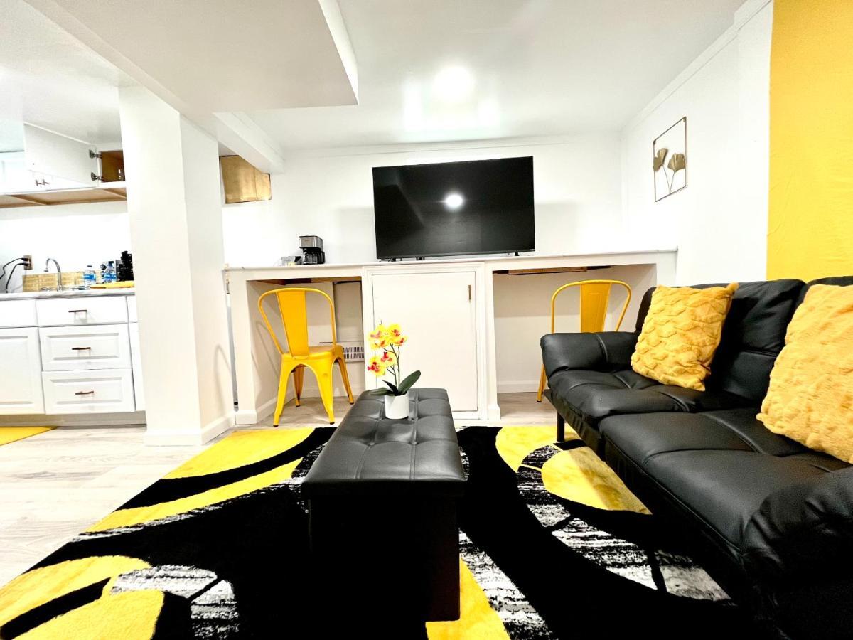The Amber Retreat: Brooklyn Centre Comfort Holiday home