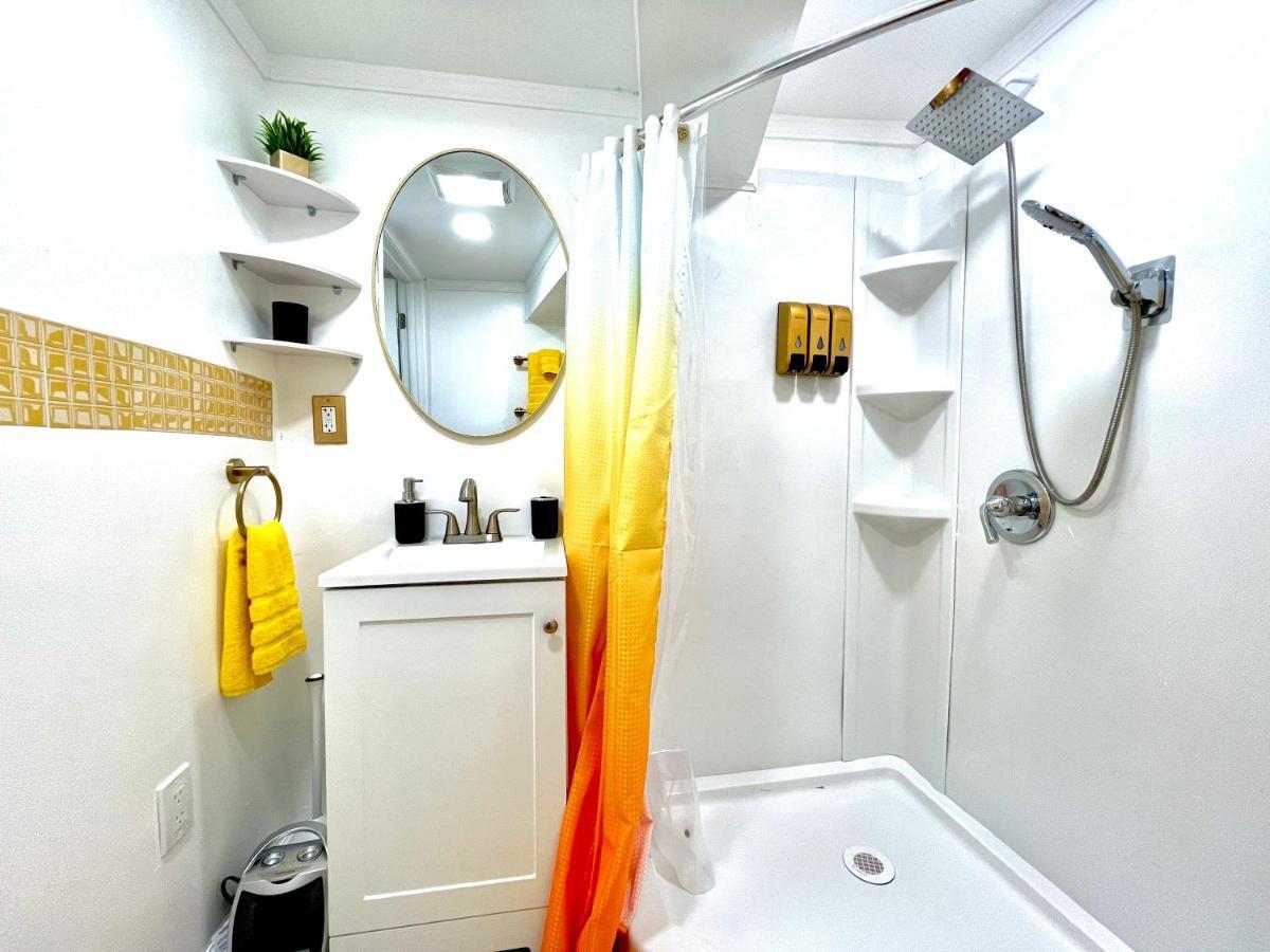The Amber Retreat: Brooklyn Centre Comfort Holiday home *