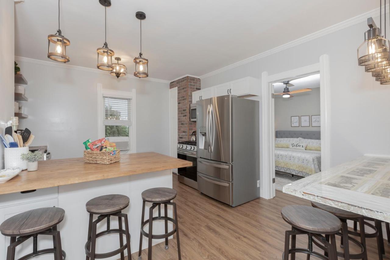 Apartment In The Heart Of Little Italy! Free Parking! *