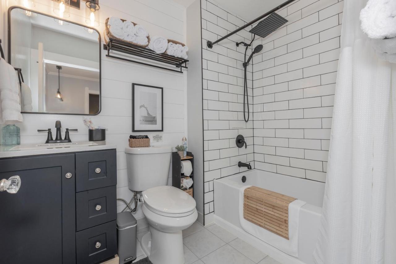 Apartment In The Heart Of Little Italy! Free Parking! *