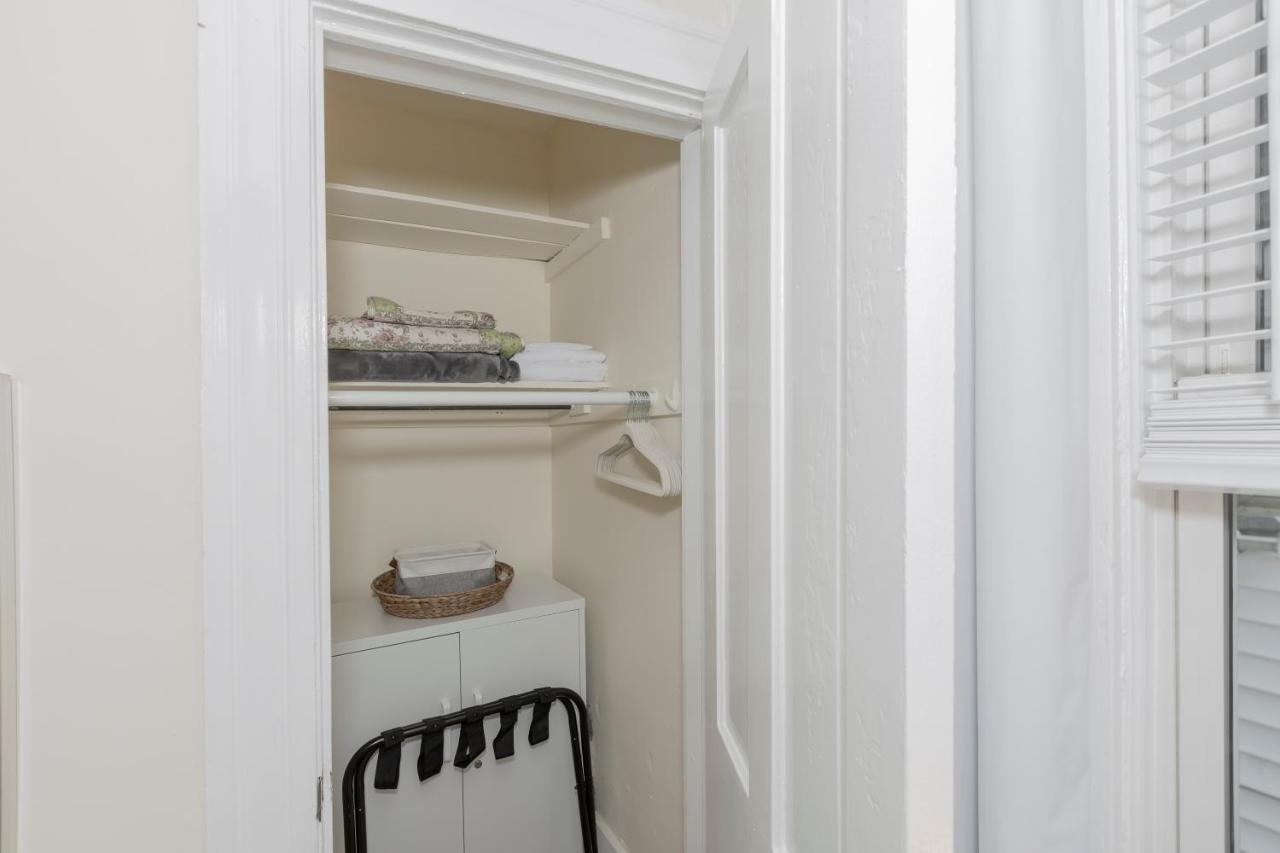 In The Heart Of Little Italy! Free Parking! Apartment