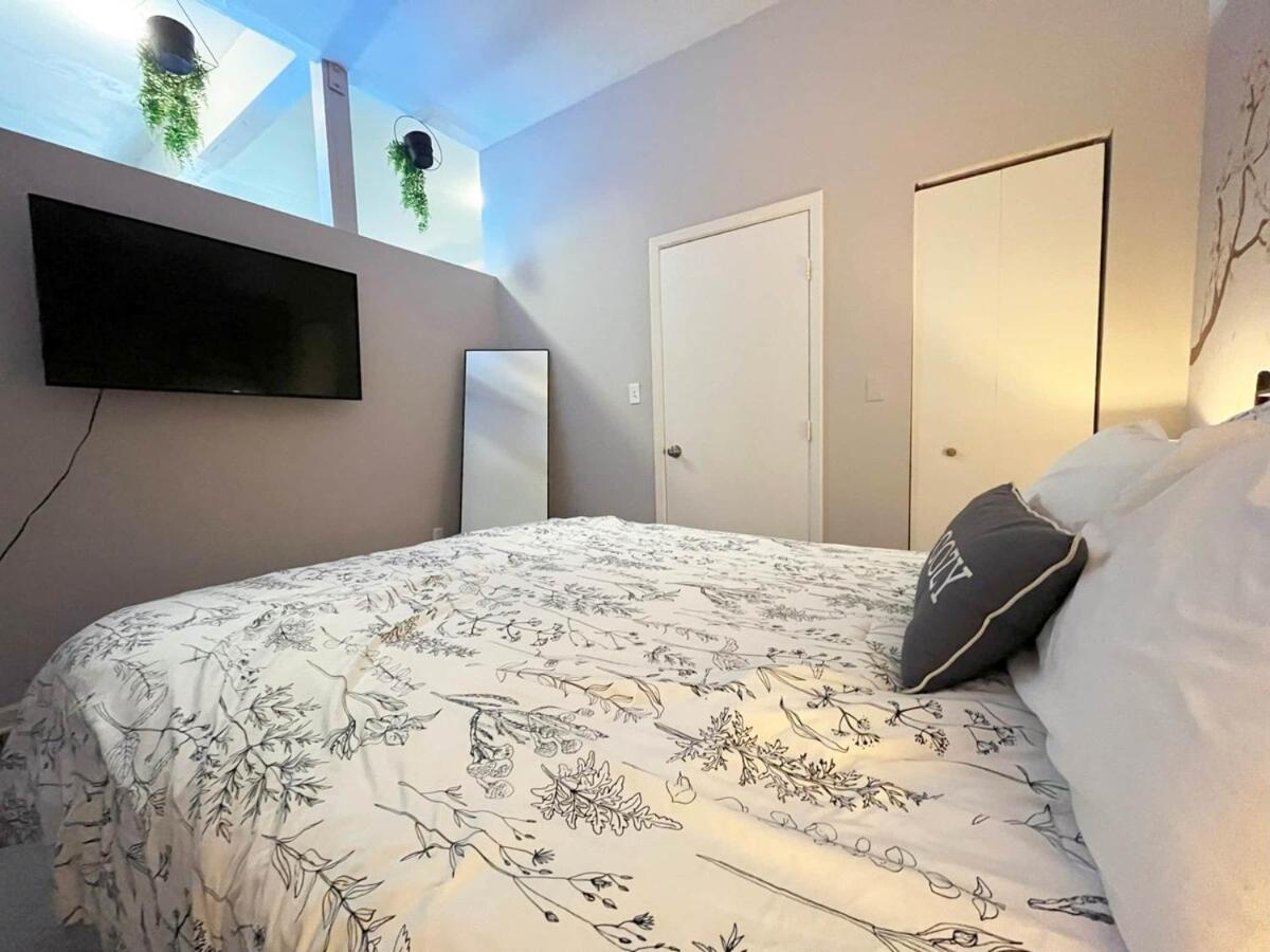 Downtown -modern First Floor Unit *