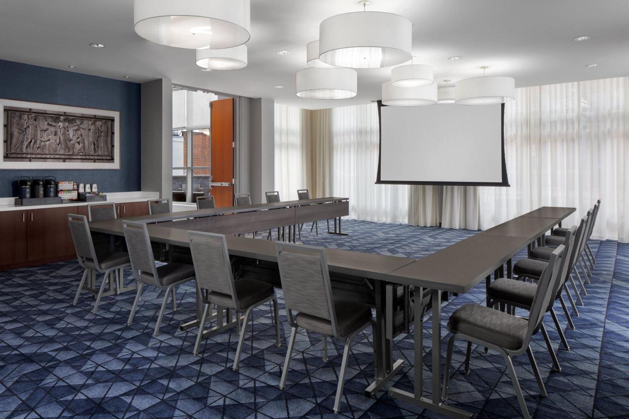 Courtyard Circle 3*