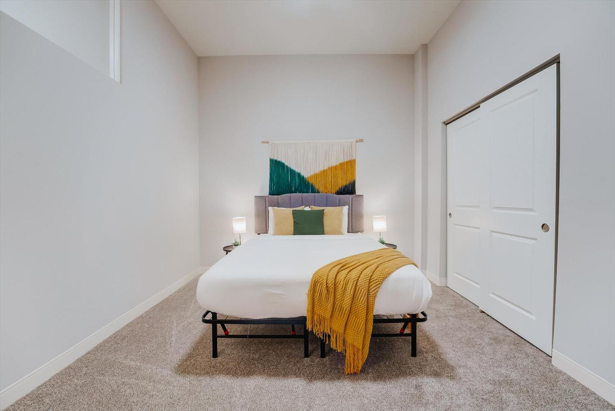 Frontdesk Athlon Apts Downtown *