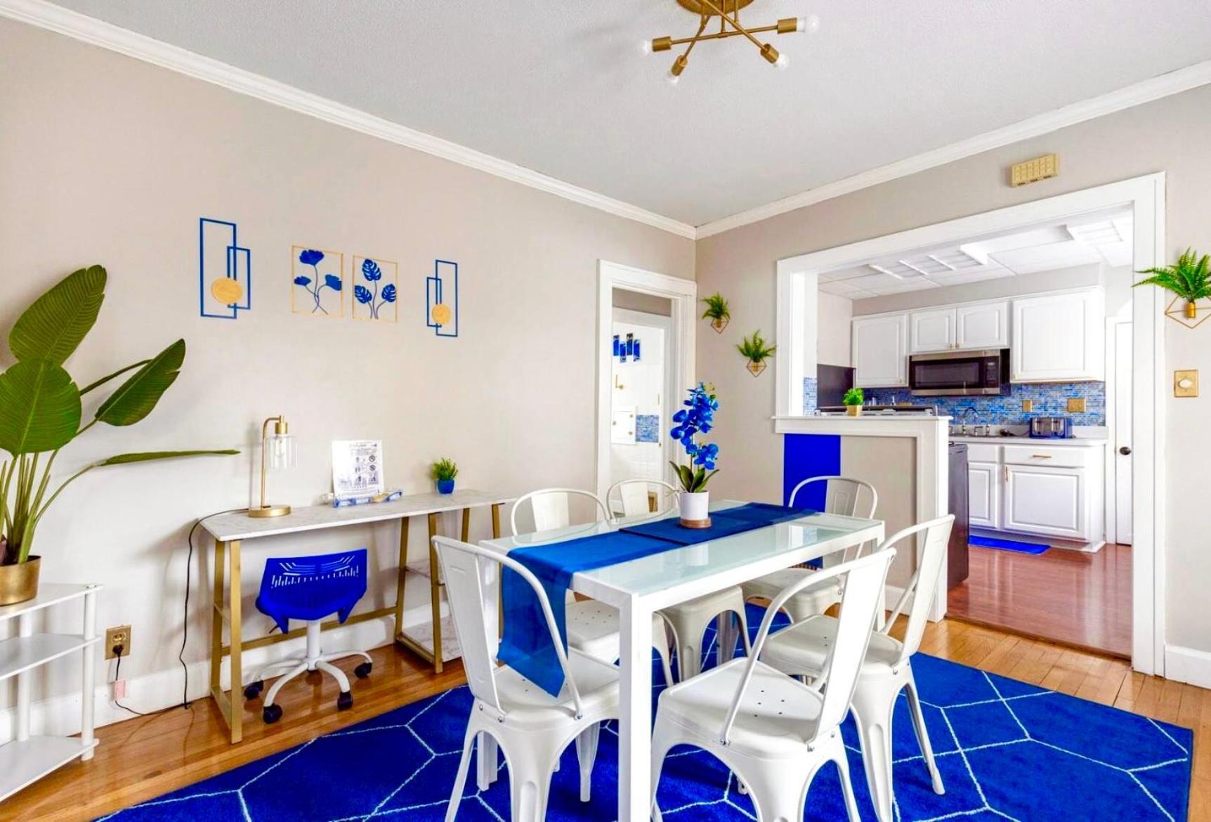 The Sapphire Haven - Your Old Brooklyn Oasis Awaits Families, Couples, Business Travelers Near Downtown With Parking, 300 Mb Wifi & Self Check-in