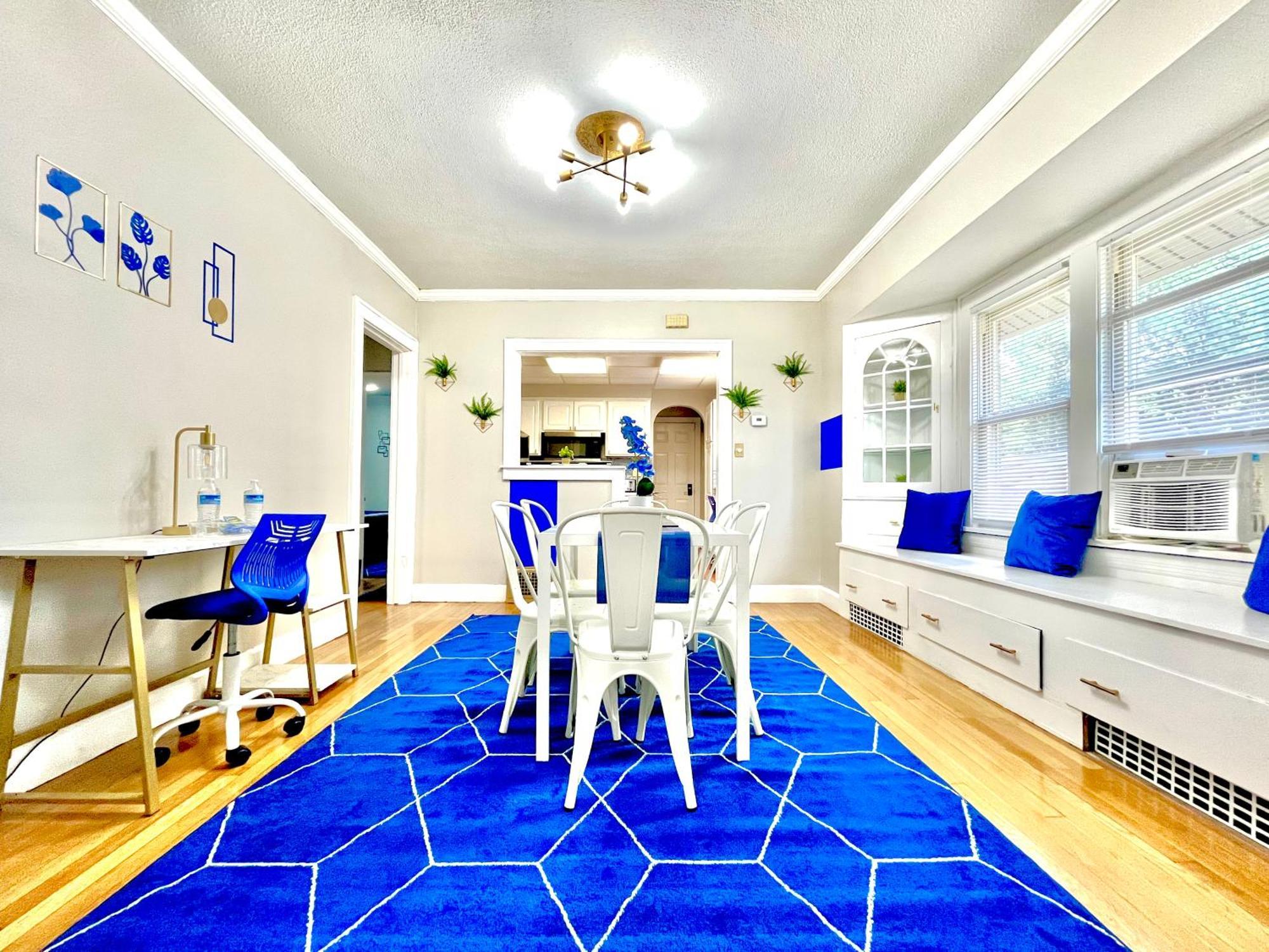 The Sapphire Haven - Your Old Brooklyn Oasis Awaits Families, Couples, Business Travelers Near Downtown With Parking, 300 Mb Wifi & Self Check-in *