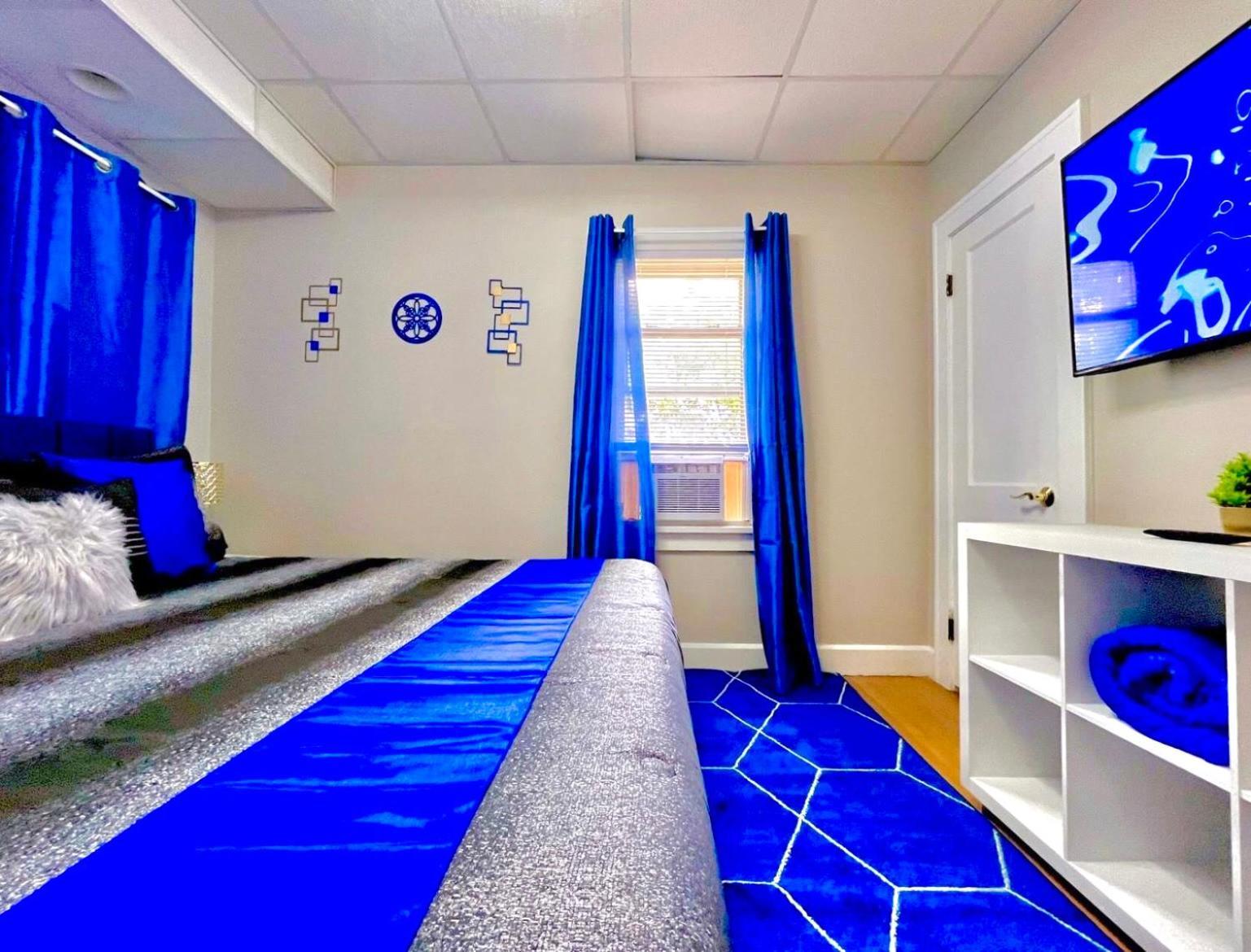 The Sapphire Haven - Your Old Brooklyn Oasis Awaits Families, Couples, Business Travelers Near Downtown With Parking, 300 Mb Wifi & Self Check-in *