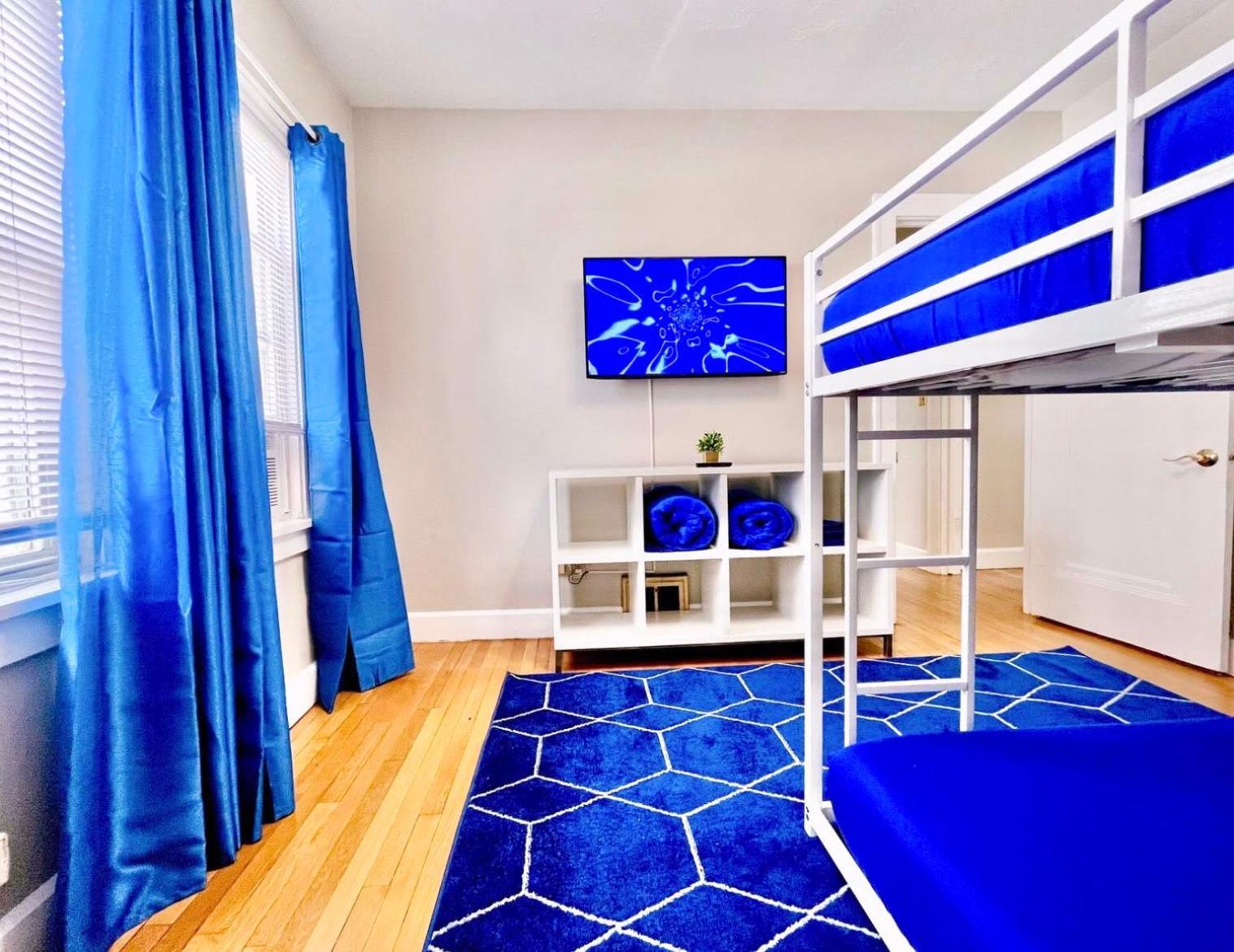 The Sapphire Haven - Your Old Brooklyn Oasis Awaits Families, Couples, Business Travelers Near Downtown With Parking, 300 Mb Wifi & Self Check-in * Cleveland