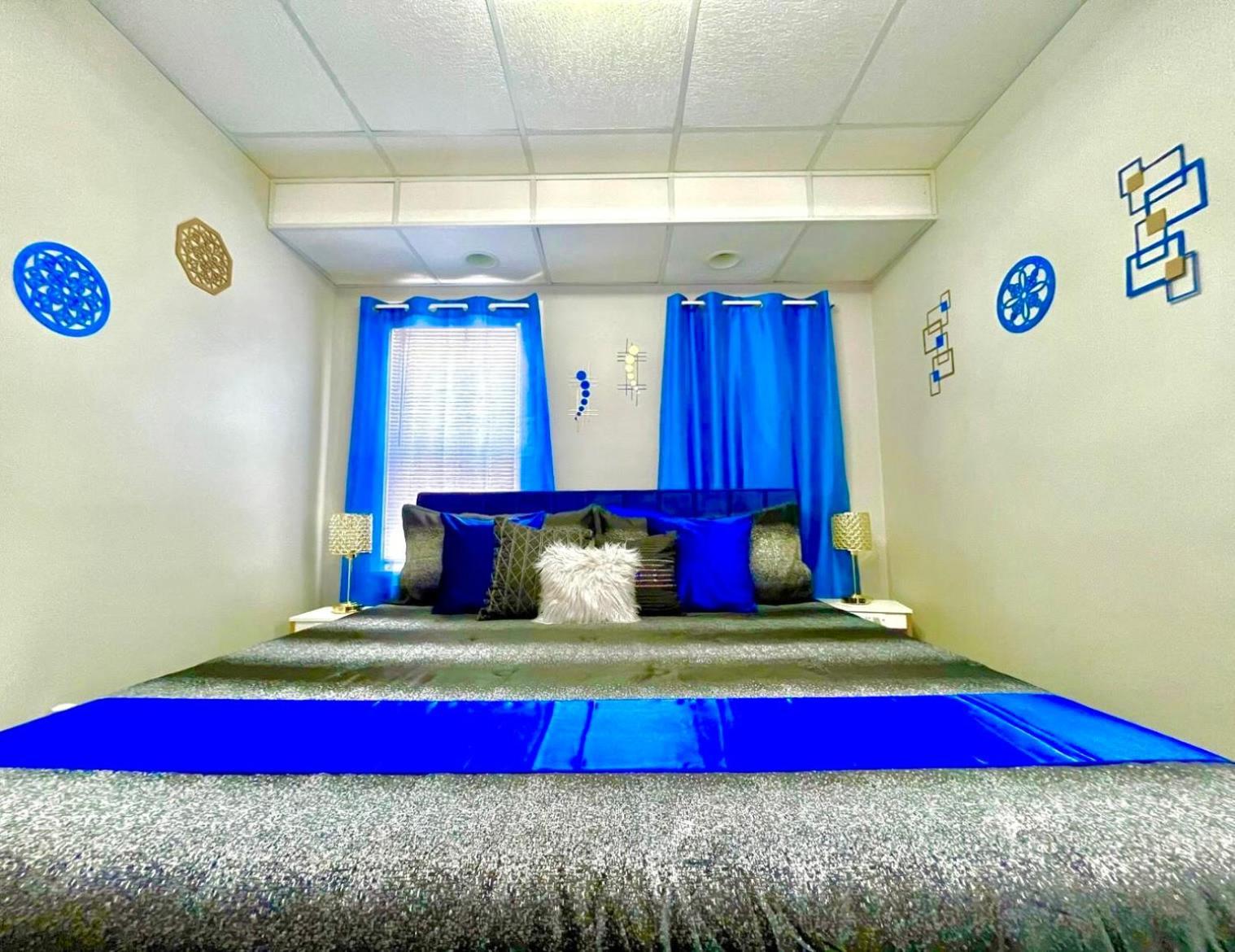The Sapphire Haven - Your Old Brooklyn Oasis Awaits Families, Couples, Business Travelers Near Downtown With Parking, 300 Mb Wifi & Self Check-in * Cleveland