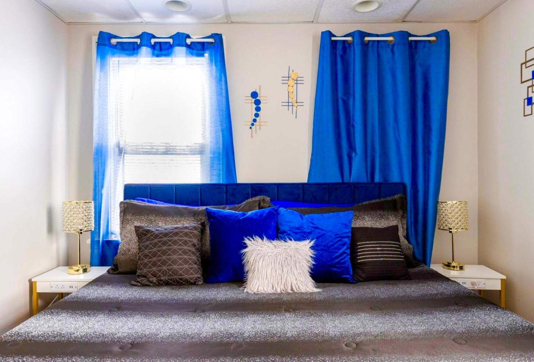The Sapphire Haven - Your Old Brooklyn Oasis Awaits Families, Couples, Business Travelers Near Downtown With Parking, 300 Mb Wifi & Self Check-in * Cleveland