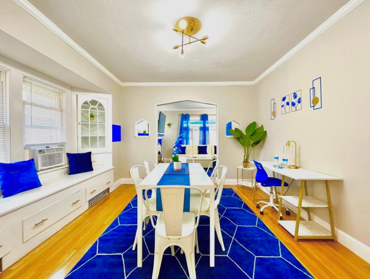 Holiday home The Sapphire Haven - Your Old Brooklyn Oasis Awaits Families, Couples, Business Travelers Near Downtown With Parking, 300 Mb Wifi & Self Check-in Cleveland
