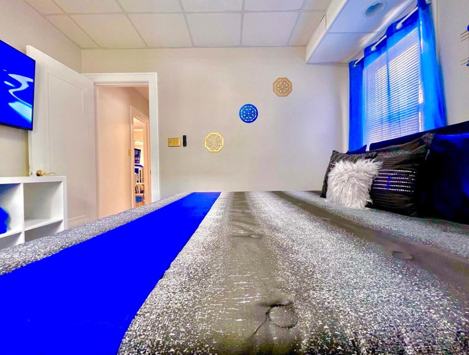 The Sapphire Haven - Your Old Brooklyn Oasis Awaits Families, Couples, Business Travelers Near Downtown With Parking, 300 Mb Wifi & Self Check-in Cleveland