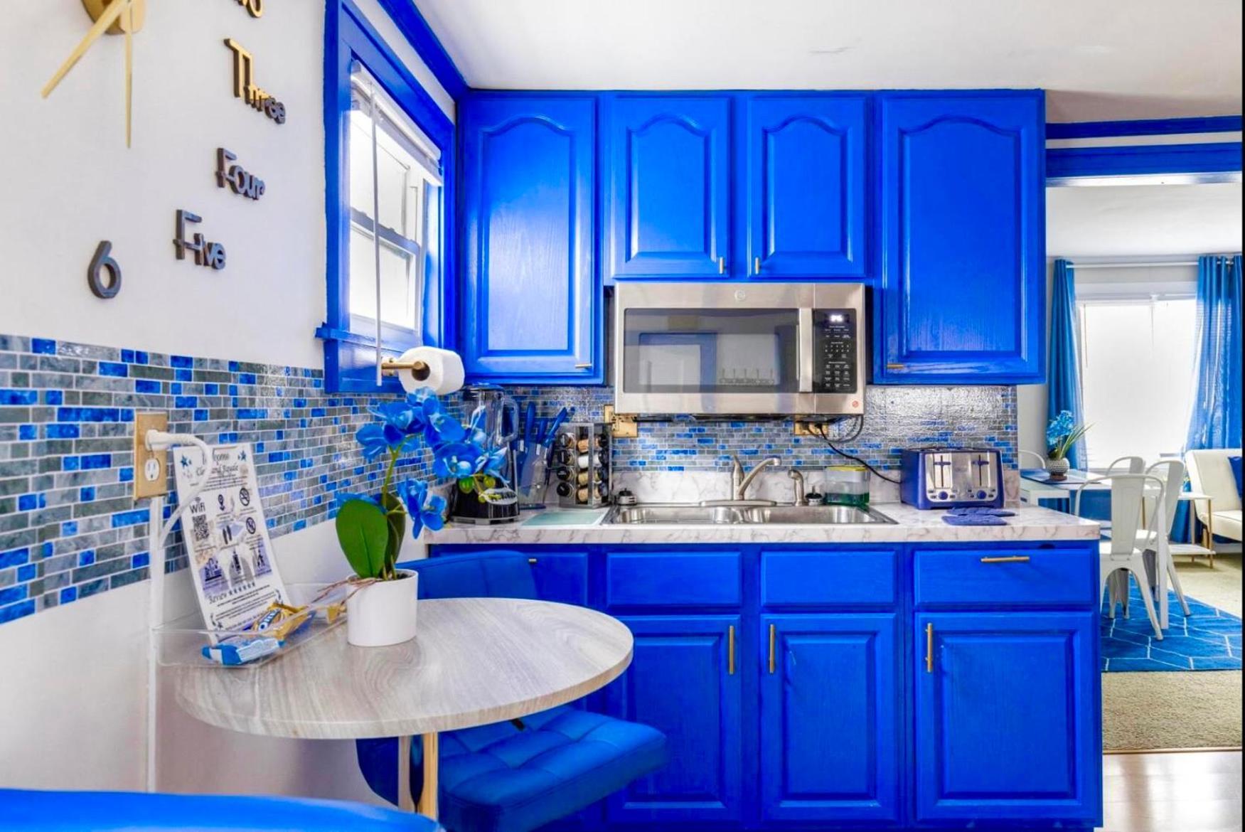 Holiday home The Sapphire Haven - Your Old Brooklyn Oasis Awaits Families, Couples, Business Travelers Near Downtown With Parking, 300 Mb Wifi & Self Check-in *
