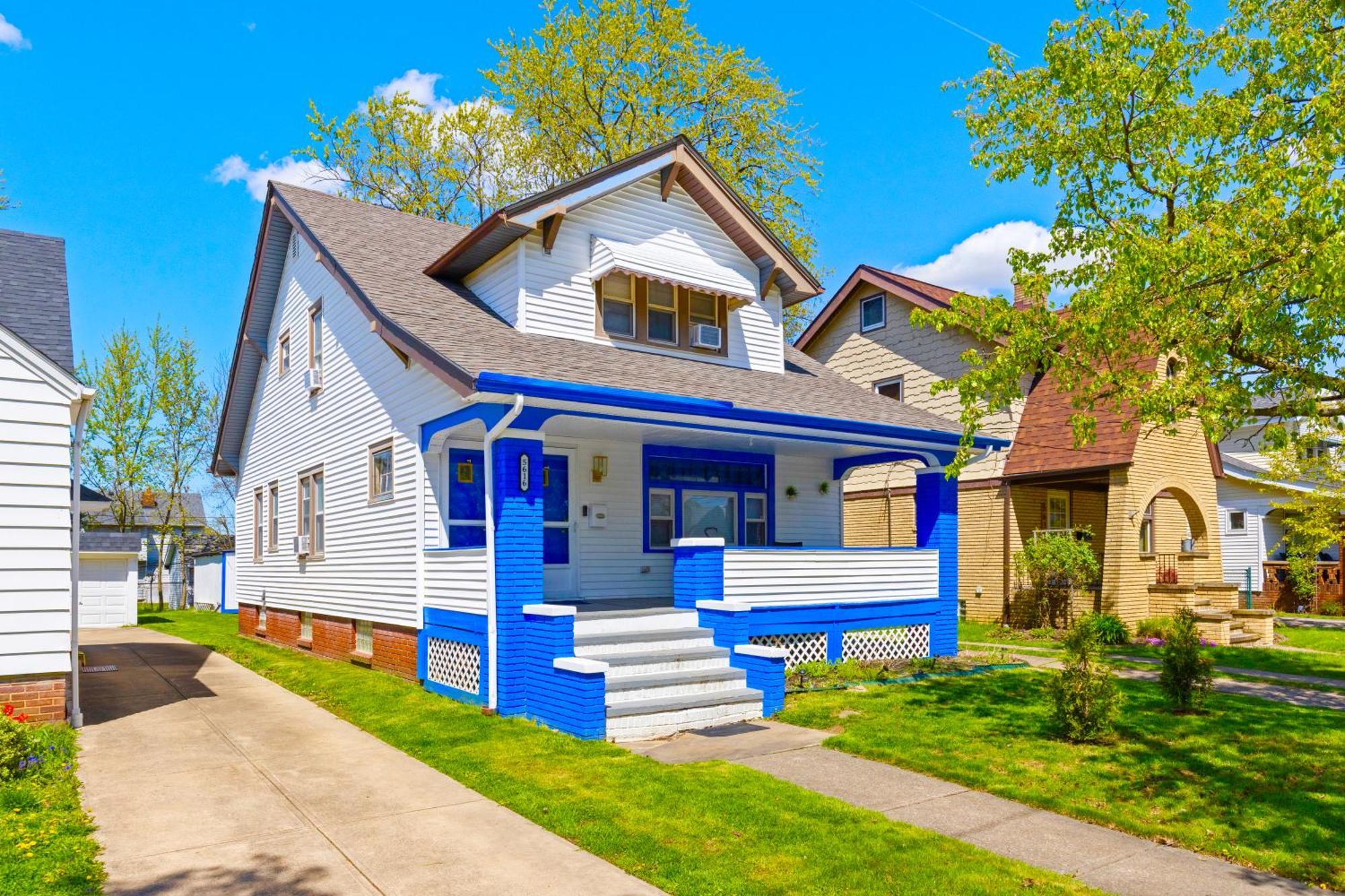 Holiday home The Sapphire Haven - Your Old Brooklyn Oasis Awaits Families, Couples, Business Travelers Near Downtown With Parking, 300 Mb Wifi & Self Check-in *