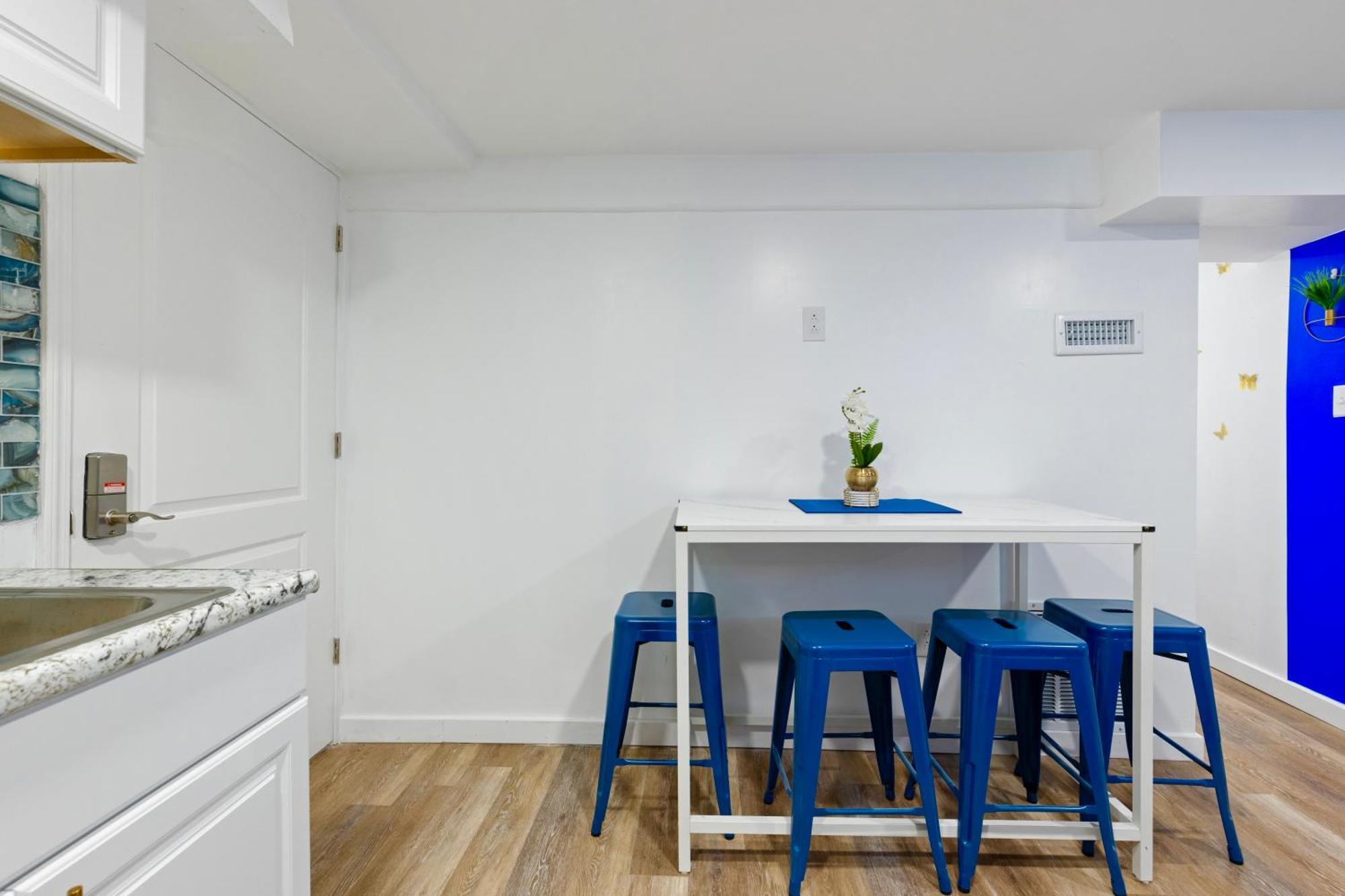 The Sapphire Haven - Your Old Brooklyn Oasis Awaits Families, Couples, Business Travelers Near Downtown With Parking, 300 Mb Wifi & Self Check-in