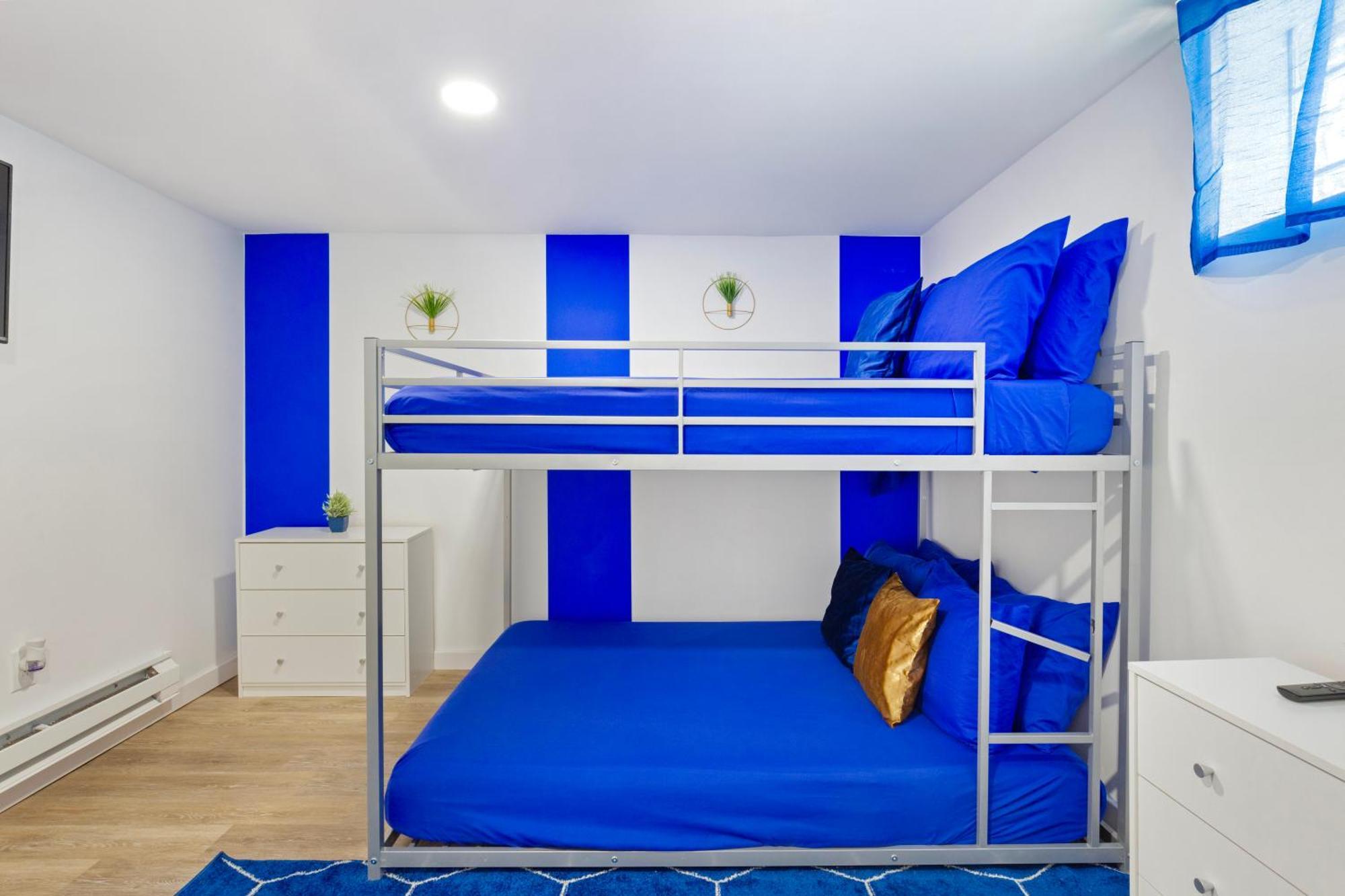 The Sapphire Haven - Your Old Brooklyn Oasis Awaits Families, Couples, Business Travelers Near Downtown With Parking, 300 Mb Wifi & Self Check-in Cleveland