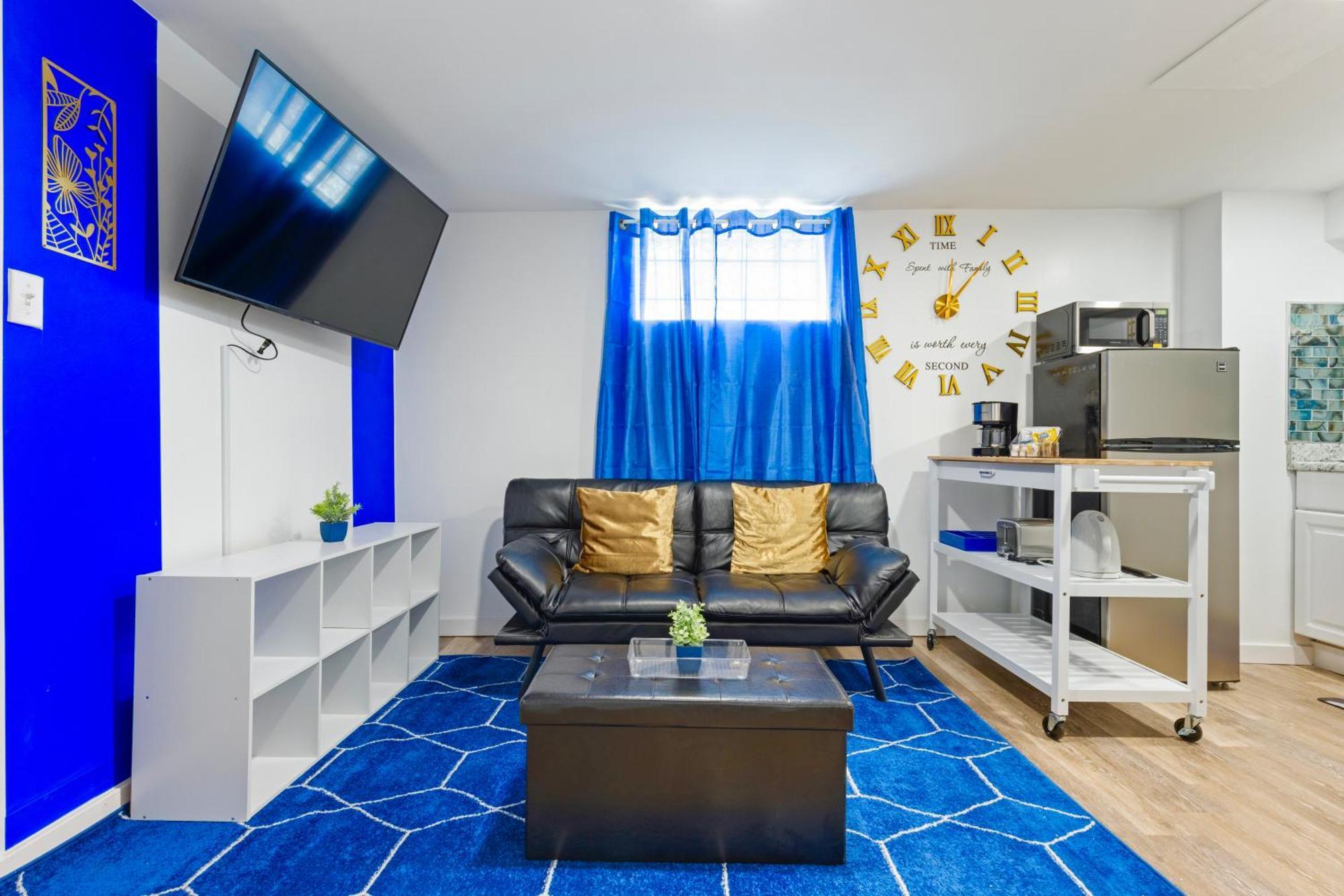 The Sapphire Haven - Your Old Brooklyn Oasis Awaits Families, Couples, Business Travelers Near Downtown With Parking, 300 Mb Wifi & Self Check-in