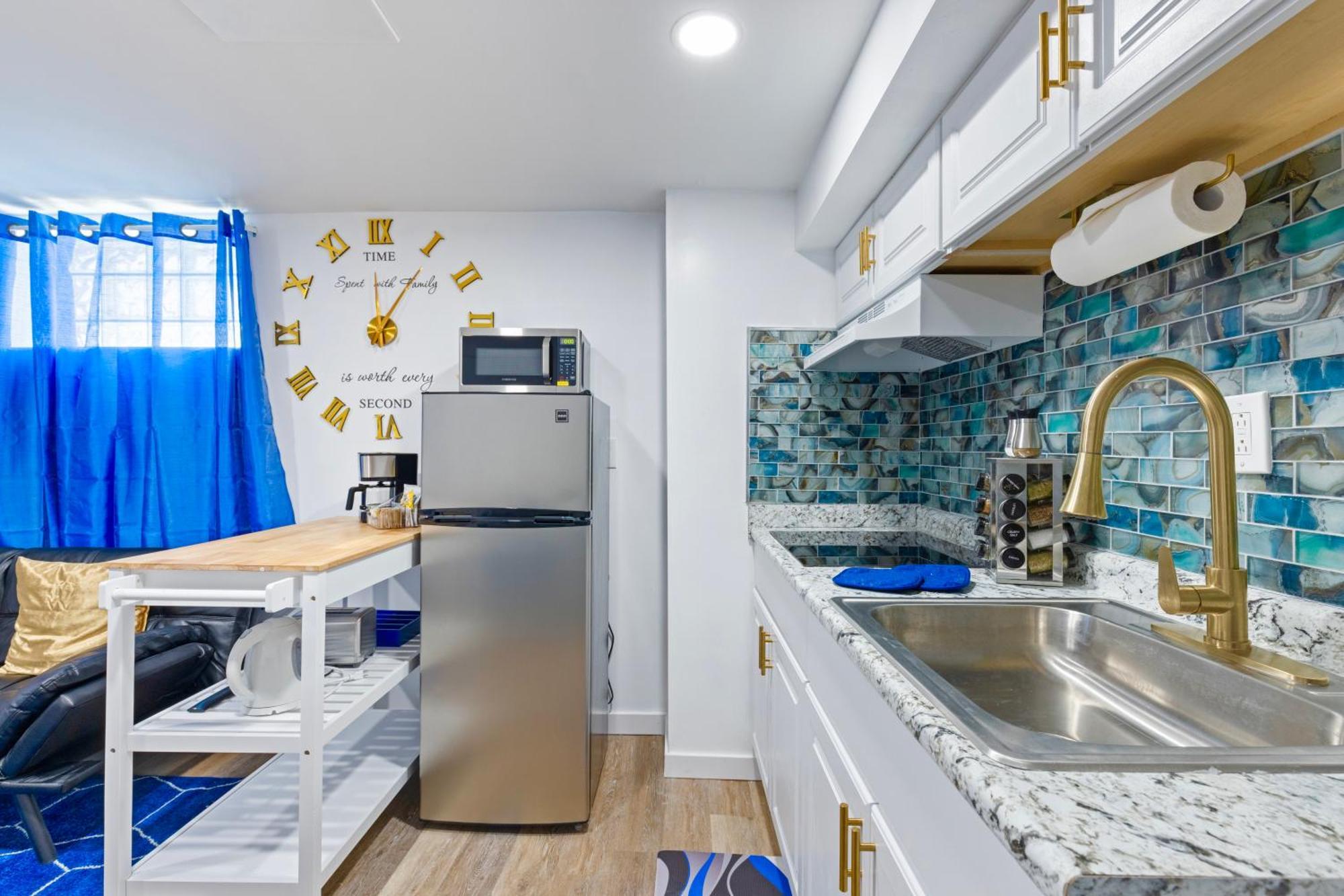 The Sapphire Haven - Your Old Brooklyn Oasis Awaits Families, Couples, Business Travelers Near Downtown With Parking, 300 Mb Wifi & Self Check-in * Cleveland