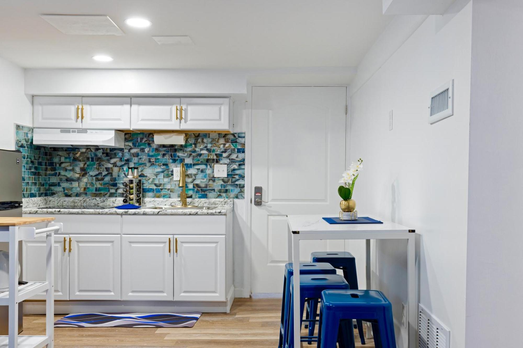 The Sapphire Haven - Your Old Brooklyn Oasis Awaits Families, Couples, Business Travelers Near Downtown With Parking, 300 Mb Wifi & Self Check-in