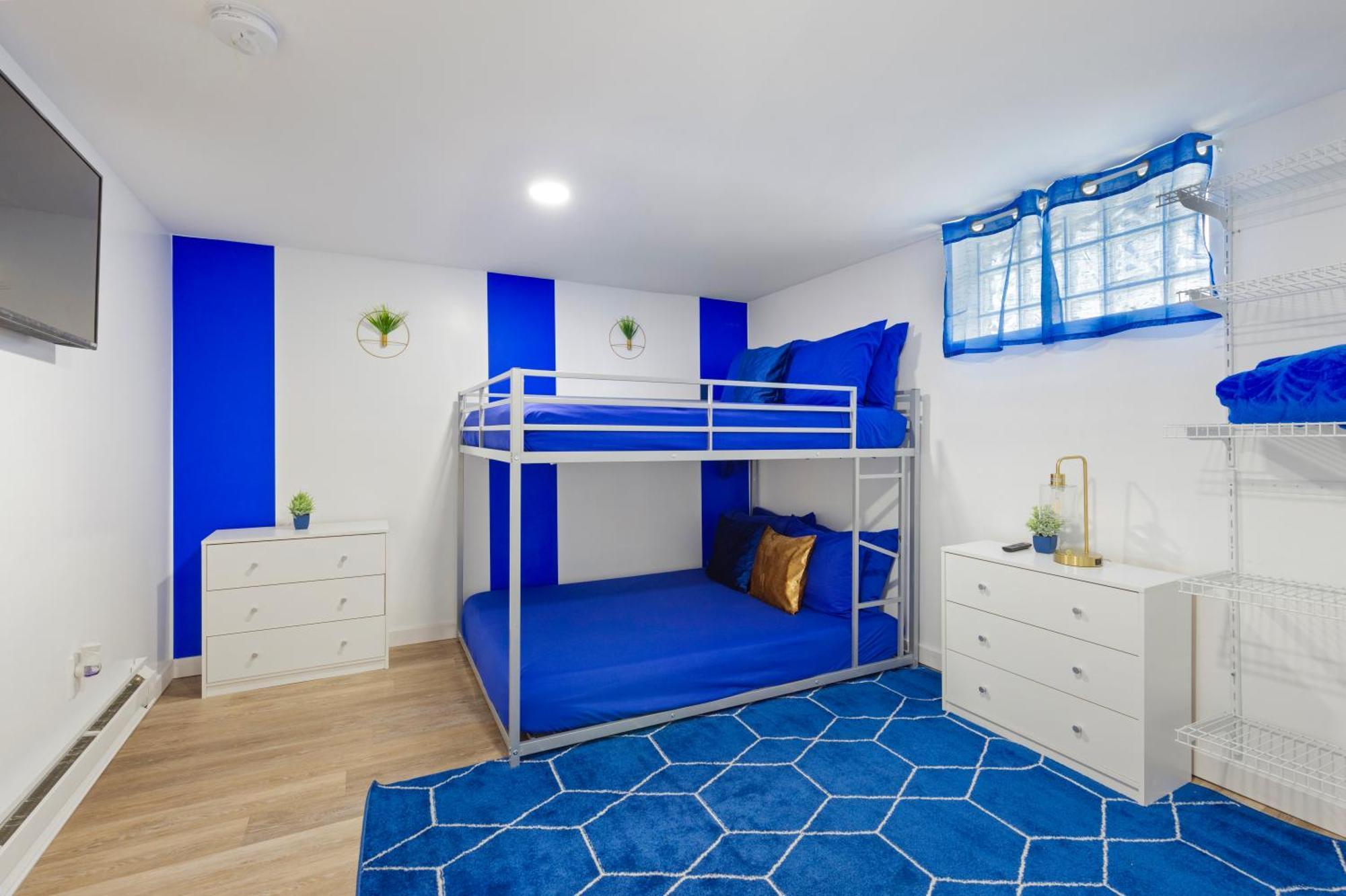 The Sapphire Haven - Your Old Brooklyn Oasis Awaits Families, Couples, Business Travelers Near Downtown With Parking, 300 Mb Wifi & Self Check-in *
