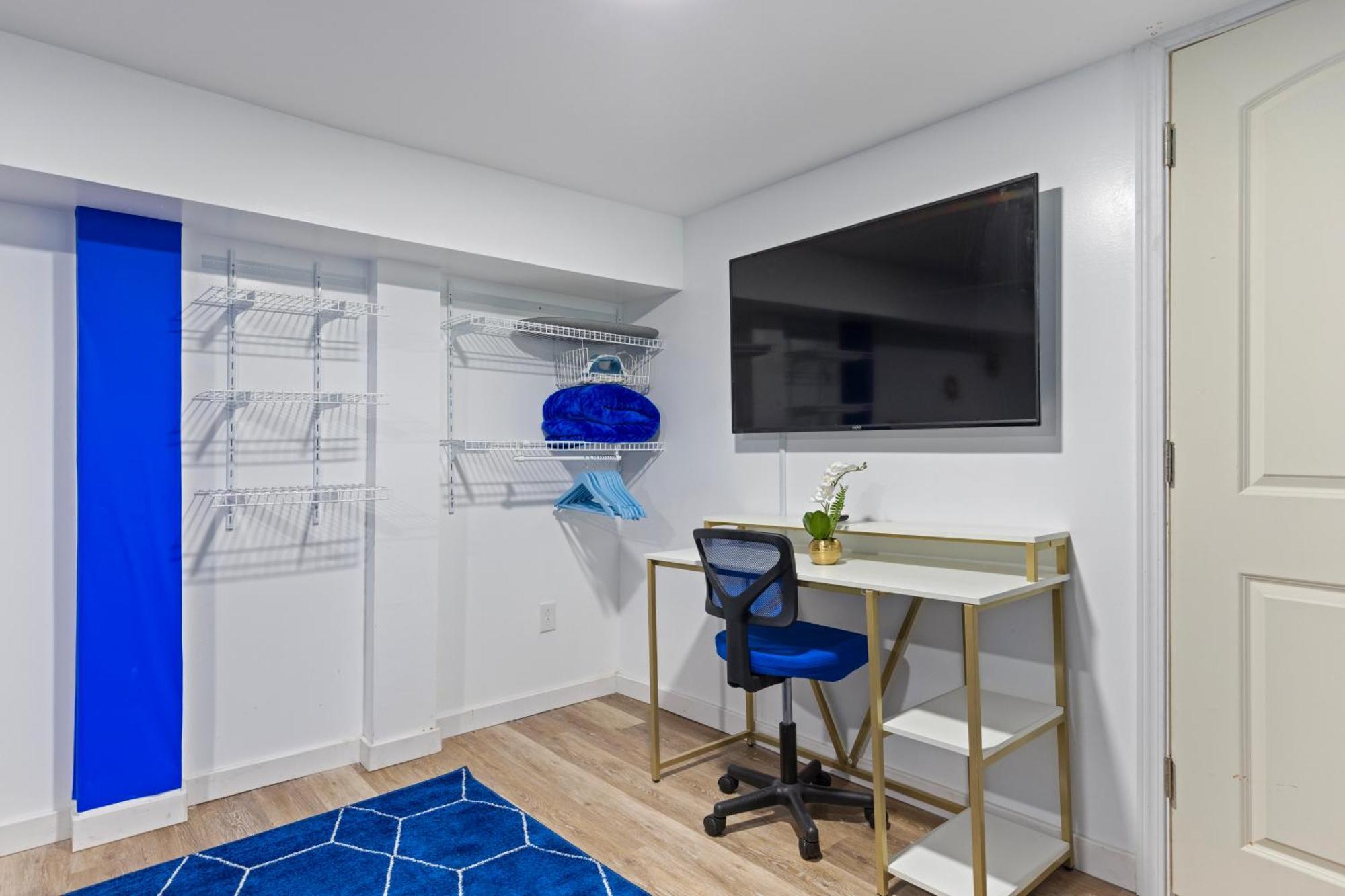 The Sapphire Haven - Your Old Brooklyn Oasis Awaits Families, Couples, Business Travelers Near Downtown With Parking, 300 Mb Wifi & Self Check-in