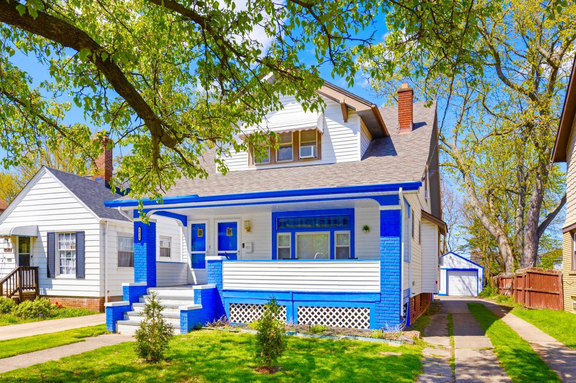 The Sapphire Haven - Your Old Brooklyn Oasis Awaits Families, Couples, Business Travelers Near Downtown With Parking, 300 Mb Wifi & Self Check-in