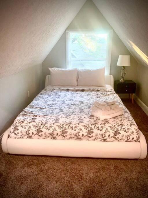 The House - Terrific W33rd Apartment *