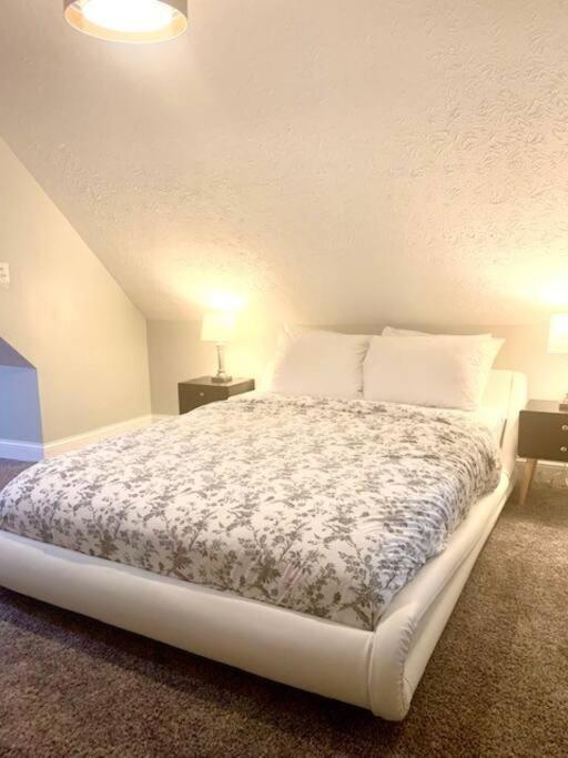 The House - Terrific W33rd Apartment *