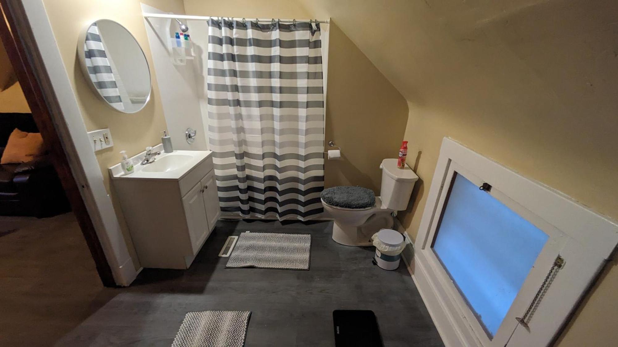 Amazing Upper Unit Apartment *
