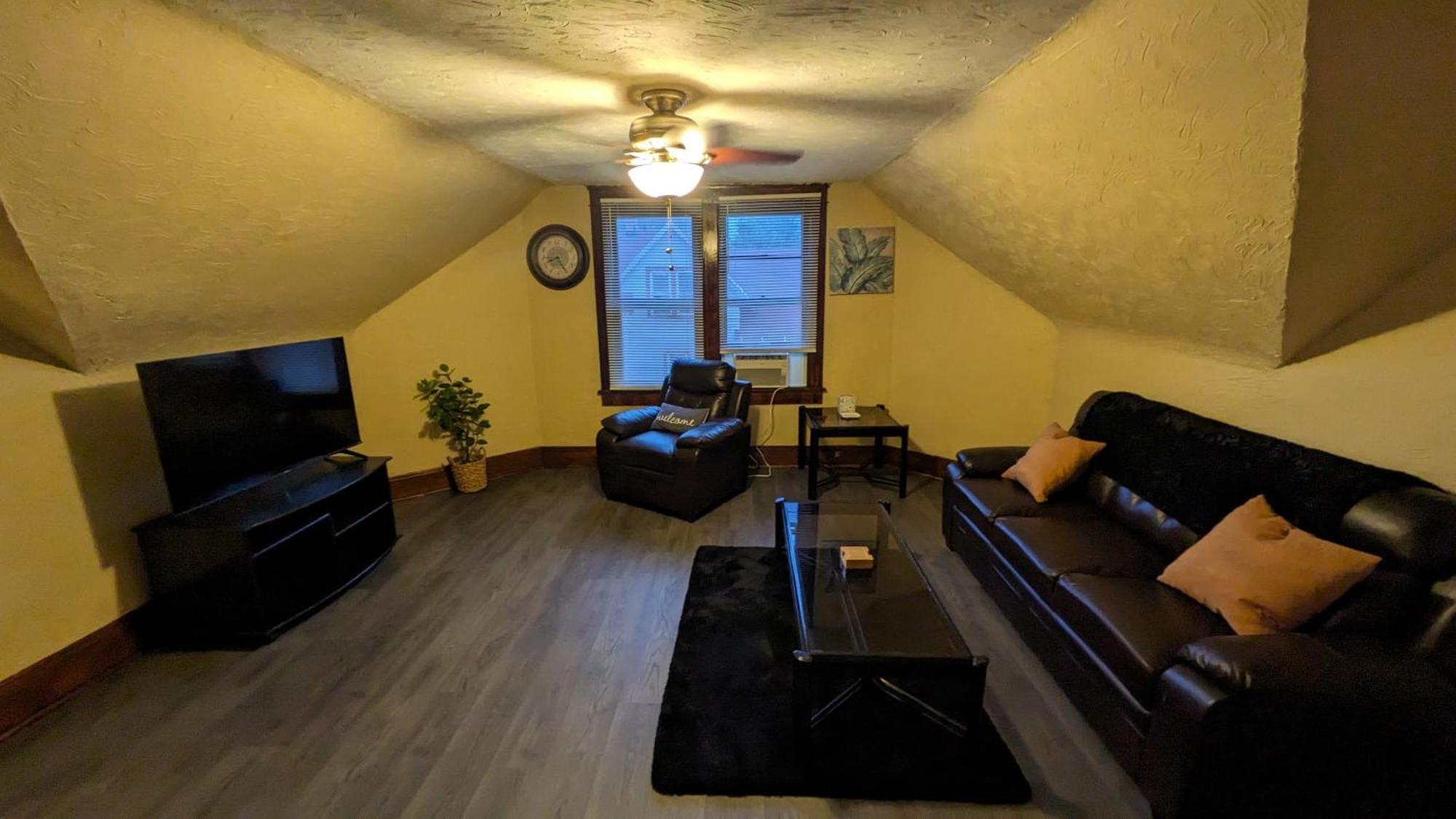 Apartment Amazing Upper Unit *