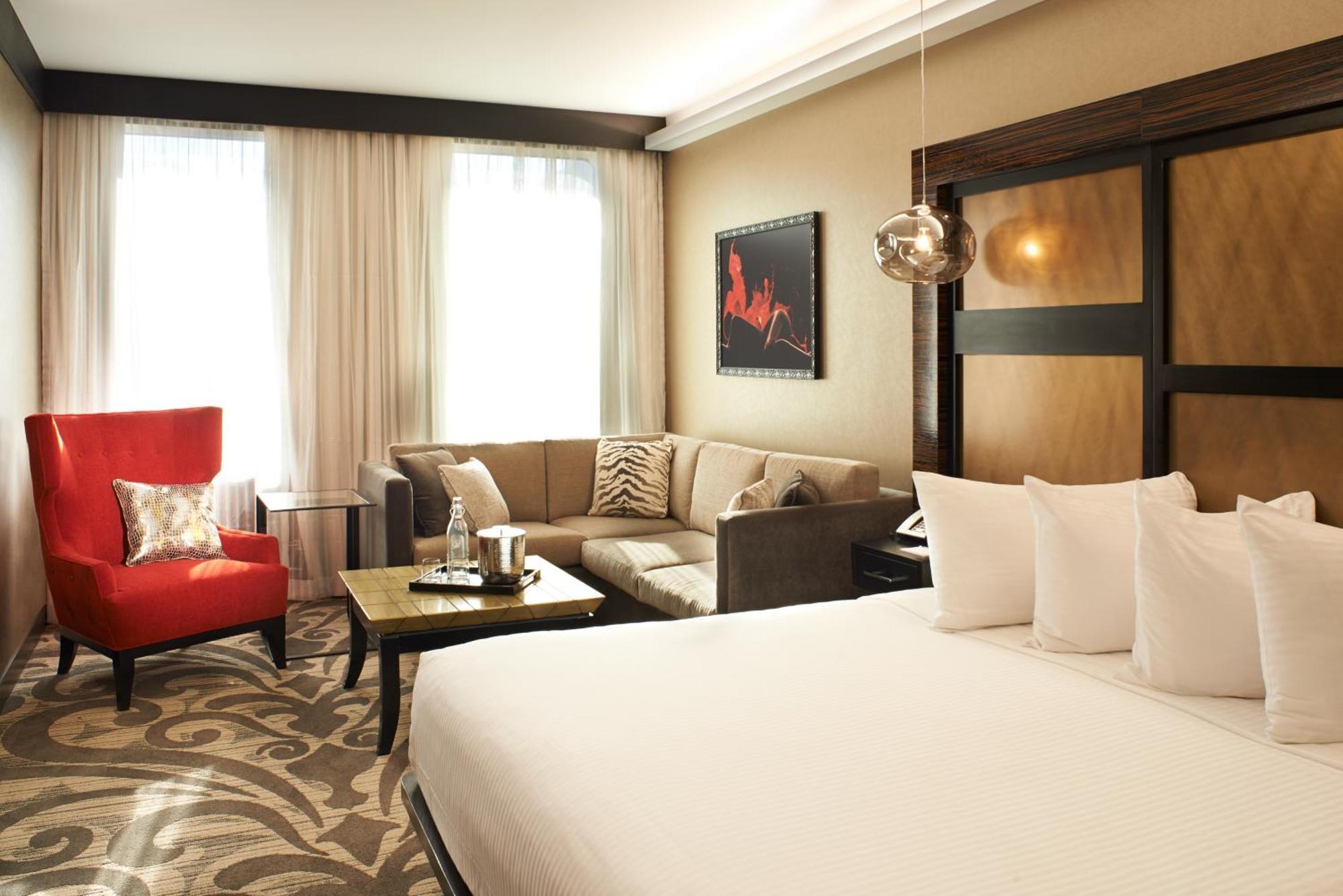 Metropolitan At The 9, Autograph Collection