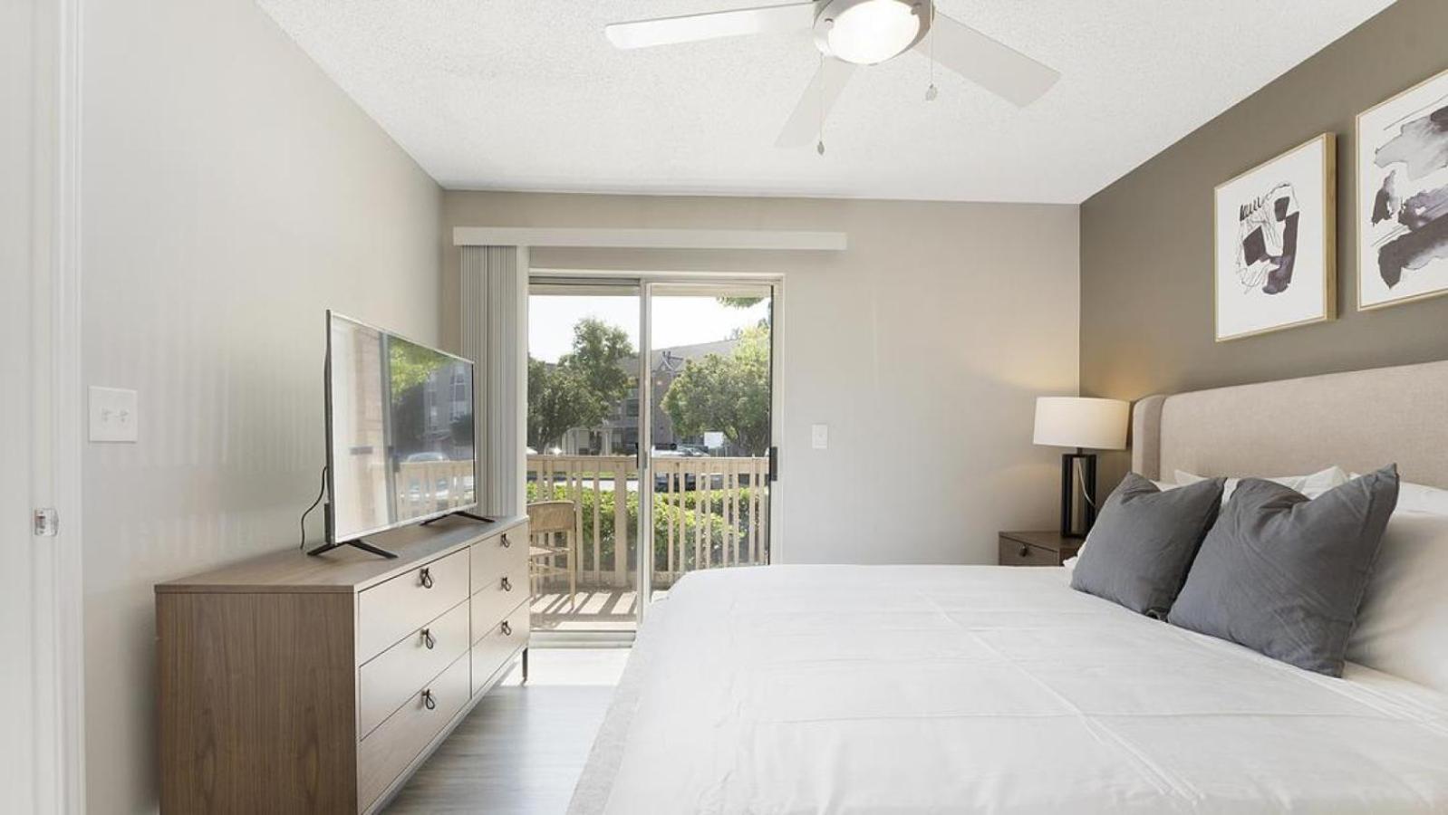 Landing At Baricelli - 1 Bedroom In Circle Cleveland