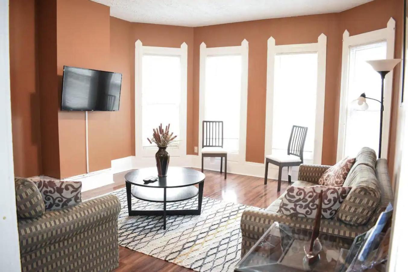 Expansive Charm In Every Corner 7 Bedroom * Cleveland